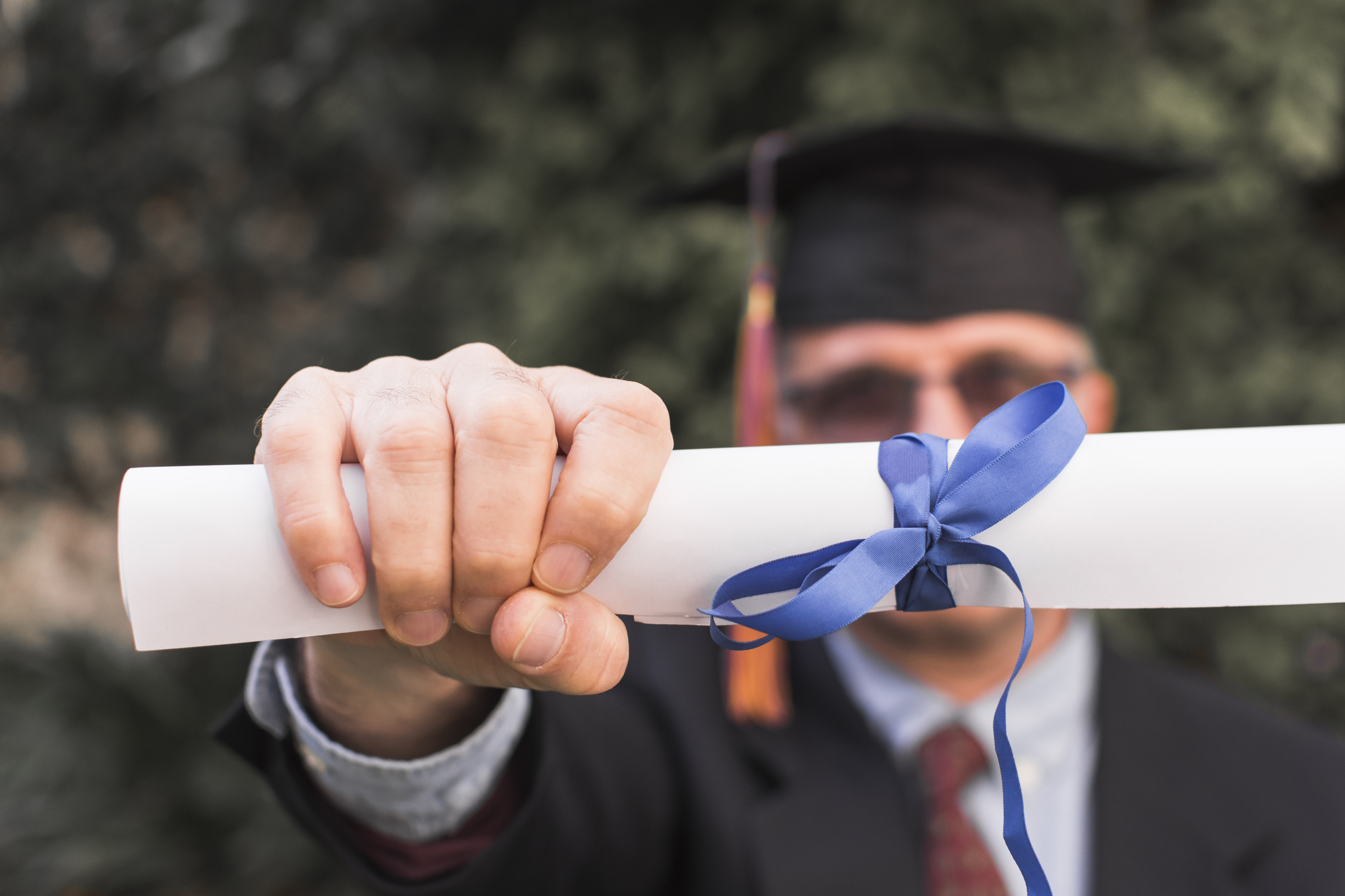 homem com diploma